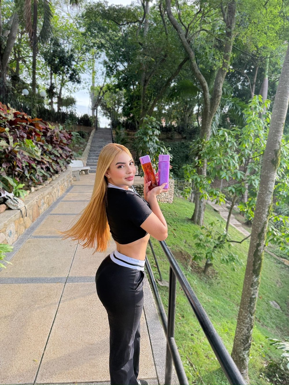 Karen Ariza con productos ONIONS