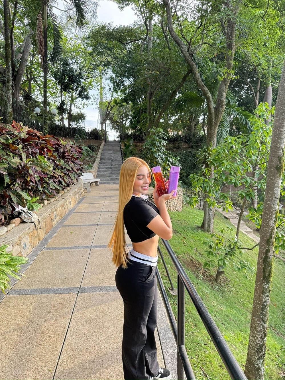 Karen Ariza sonriendo con productos ONIONS