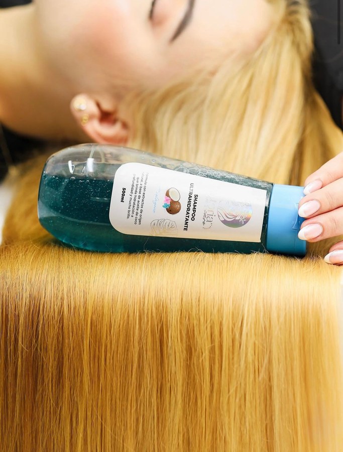 Shampoo Victoria Hair Care sobre cabello